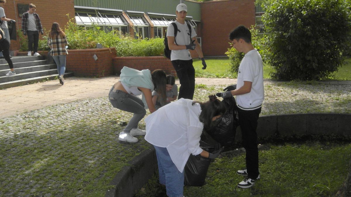 SchülerInnen sammeln Müll ein
